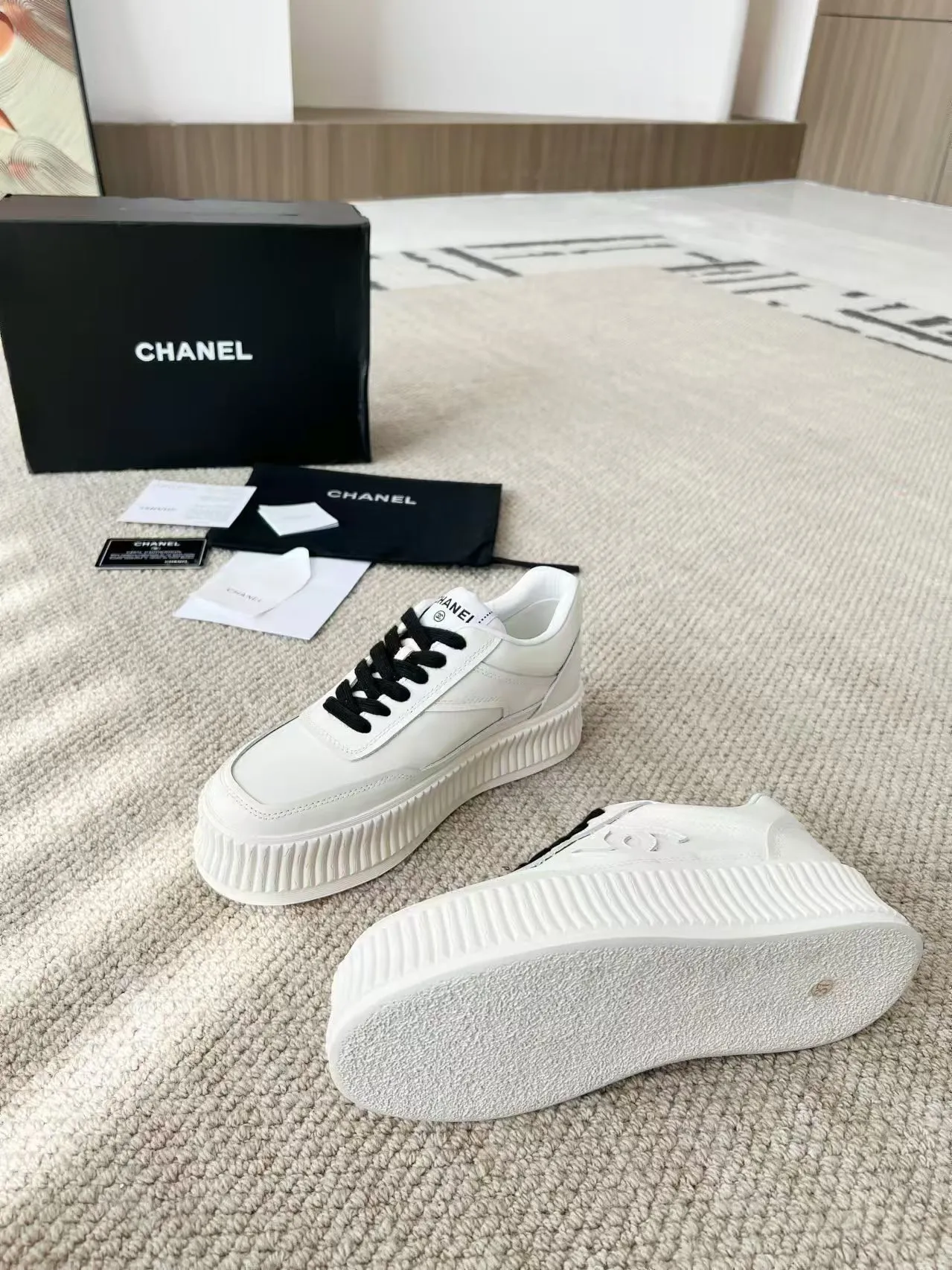 👟👟Ex-factory price 520👟👟 Thick-soled Chanel Chanel 24SF latest model full leather panda color white shoes casual sports shoes skateboard shoes original purchase and development production Xiaoxiang C Home Another super popular item in the counter, loved by Internet celebrity bloggers and sisters, and various praises on social platforms. It is extremely popular, has a high texture, is breathable and super spring and summer. Seeing this issue always arouses the inner desire of girls for fashion. The latest suede material, classic black and white color, full of fashionable feeling on the feet and easy to care for. Fabric: Original customized imported cowhide material. Lining: Customized soft sheepskin lining. Sole: Original molded TPU non-slip outsole. Bottom thickness: 4CM. Size: Women's size 35-40 (custom-made sizes 40 are non-refundable)